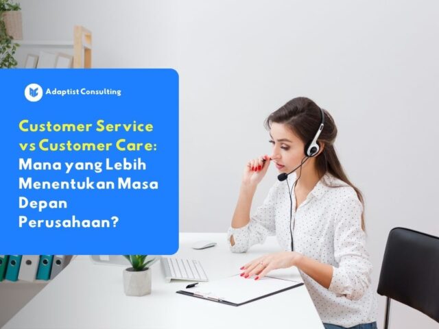 Seorang staf wanita dengan headset dan mikrofon sedang bekerja di meja kantor, merepresentasikan konsep Customer Service dan Customer Care.