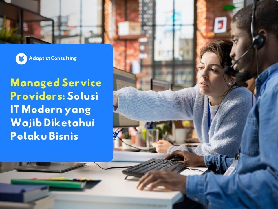 Dua profesional IT sedang memantau sistem bersama di depan komputer, menggambarkan cara kerja Managed Service Provider dalam mendukung operasional bisnis modern.