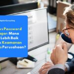 Seorang pria berkacamata menatap layar komputer yang menampilkan antarmuka pengisian kata sandi, sebagai ilustrasi dari Adaptist Consulting mengenai pemilihan sistem keamanan antara SSO dan password manager.