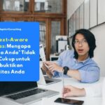 Dua profesional berdiskusi tentang keamanan akses sistem di ruang kerja modern, menggambarkan pentingnya context-aware access dalam melindungi data perusahaan.