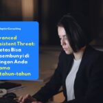 karyawan yang sedang membuka email phishing yang menjadi celah awal masuknya serangan Advanced Persistent Threat ke dalam jaringan perusahaan.