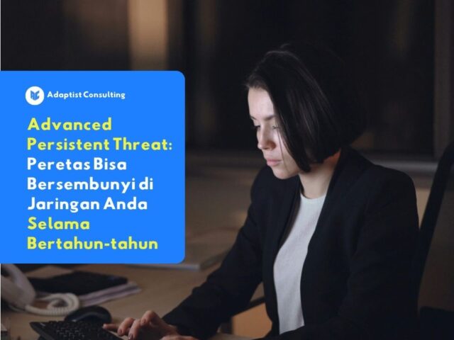 karyawan yang sedang membuka email phishing yang menjadi celah awal masuknya serangan Advanced Persistent Threat ke dalam jaringan perusahaan.