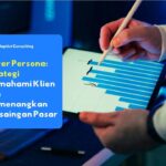 Karyawan yang sedang menganalisis data profil customer buyer di dasbor analitik untuk merancang strategi pemasaran B2B yang presisi.