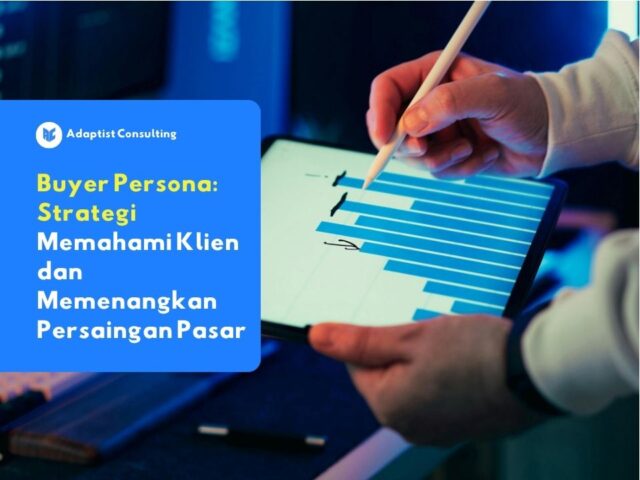 Karyawan yang sedang menganalisis data profil customer buyer di dasbor analitik untuk merancang strategi pemasaran B2B yang presisi.