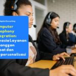 Karyawan yang sedang melayani panggilan pelanggan menggunakan sistem Computer Telephony Integration melalui antarmuka di layar komputernya.