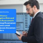 Karyawan yang sedang menganalisis dasbor anomali jaringan secara real-time untuk mengoptimalkan sistem Continuous Adaptive Risk and Trust Assessment.