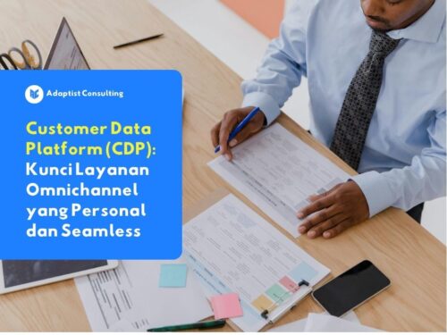 Karyawan yang sedang menganalisis integrasi profil audiens secara real-time melalui dasbor customer data platform.