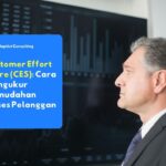 Karyawan yang sedang menganalisis metrik pemantauan Customer Effort Score (CES) pada layar monitor untuk mengoptimalkan efisiensi alur layanan pelanggan enterprise.