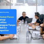 Karyawan yang sedang berdiskusi merancang strategi customer focus untuk meningkatkan loyalitas dan retensi klien B2B.