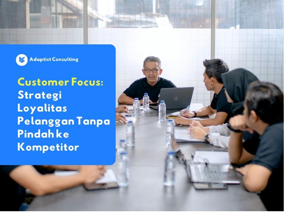 Karyawan yang sedang berdiskusi merancang strategi customer focus untuk meningkatkan loyalitas dan retensi klien B2B.