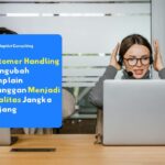 Karyawan yang sedang menerapkan strategi customer handling secara profesional untuk menyelesaikan komplain dan memberikan solusi kepada klien B2B.