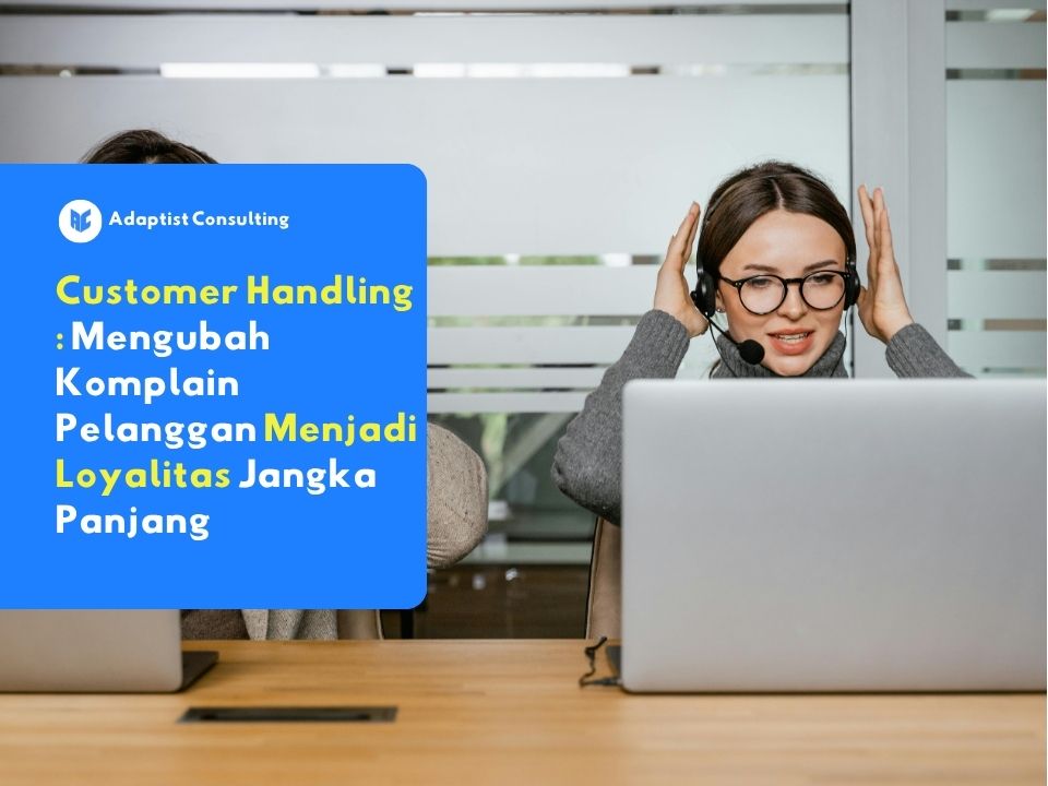 Karyawan yang sedang menerapkan strategi customer handling secara profesional untuk menyelesaikan komplain dan memberikan solusi kepada klien B2B.