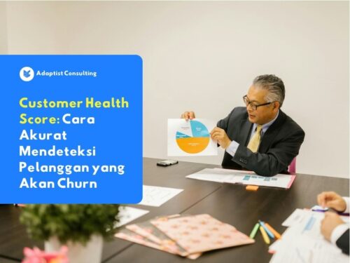 Karyawan yang sedang menganalisis grafik retensi klien pada layar monitor untuk mengevaluasi matriks Customer Health Score perusahaan.