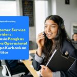 Karyawan yang sedang melayani keluhan pelanggan menggunakan headset dan dasbor omnichannel secara efisien di pusat layanan operasional.