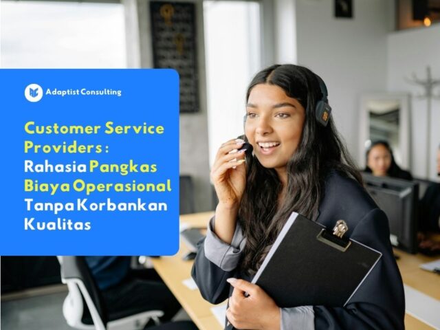 Karyawan yang sedang melayani keluhan pelanggan menggunakan headset dan dasbor omnichannel secara efisien di pusat layanan operasional.
