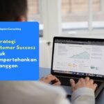 Karyawan yang sedang menganalisis dasbor metrik retensi pelanggan dan berdiskusi menyusun strategi customer success B2B di ruang rapat