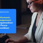 Karyawan yang sedang mengakses sistem basis data enterprise di bawah pengawasan kebijakan hak akses minimal demi mencegah penyalahgunaan wewenang.