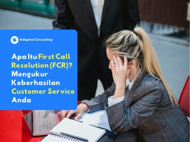 Karyawan yang sedang melayani keluhan pelanggan melalui telpon dan menganalisis data di depan monitor untuk memastikan keberhasilan metrik First Call Resolution (FCR).