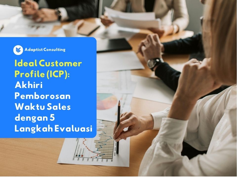 Karyawan yang sedang berdiskusi dan menganalisis data untuk menyusun Ideal Customer Profile perusahaan B2B.