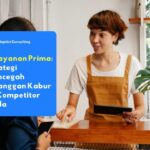 Karyawan yang sedang memberikan pelayanan prima dengan memberikan solusi teknis secara proaktif kepada klien korporat untuk memastikan kepuasan pelanggan B2B.