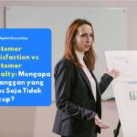Karyawan yang sedang menganalisis data metrik di dasbor untuk mengidentifikasi perbedaan antara customer satisfaction transaksional dan strategi retensi customer loyalty demi meningkatkan kepercayaan klien korporat secara berkelanjutan.