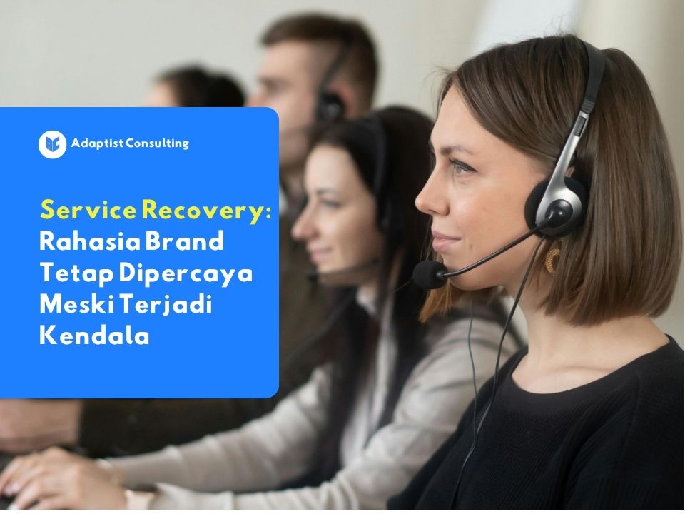 Karyawan yang sedang menangani eskalasi keluhan klien enterprise dengan komunikasi empatik di pusat layanan resolusi terpadu.