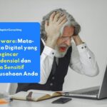 Karyawan yang sedang membuka email phishing tanpa menyadari adanya ancaman spyware yang mengincar kredensial sistem perusahaan.