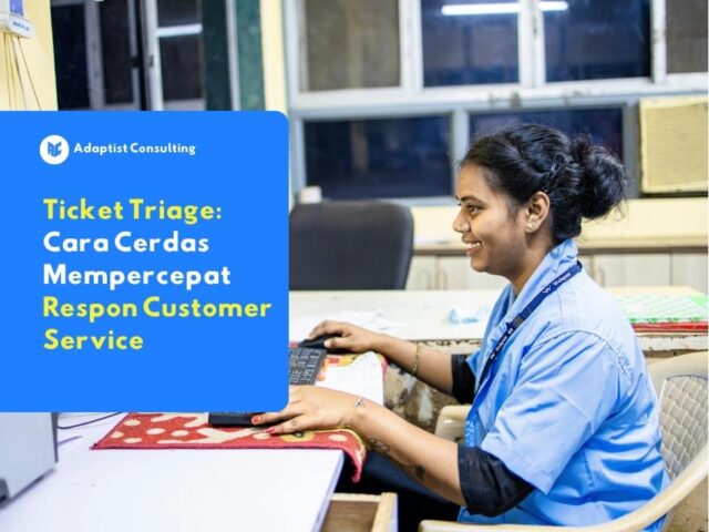 Karyawan yang sedang memantau sistem dashboard untuk mengeksekusi ticket triage dan mendistribusikan laporan klien B2B.