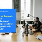 Karyawan yang sedang berkolaborasi dalam pembagian tugas layanan pelanggan menggunakan sistem Tiered Support untuk mempercepat resolusi tiket teknis di kantor.