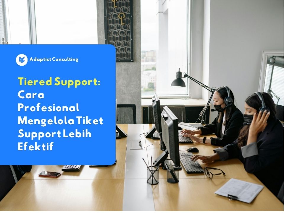 Karyawan yang sedang berkolaborasi dalam pembagian tugas layanan pelanggan menggunakan sistem Tiered Support untuk mempercepat resolusi tiket teknis di kantor.