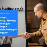 Dua profesional bisnis saling berjabat tangan sebagai simbol kepercayaan dan kedekatan hubungan dengan pelanggan