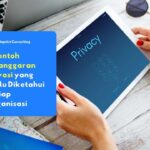 Seseorang memegang tablet yang menampilkan tulisan "privacy" di layarnya, menggambarkan pentingnya perlindungan data pribadi bagi individu maupun organisasi di era digital.