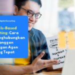Seorang profesional memegang papan tulis kecil sebagai ilustrasi sistem distribusi kontak berbasis keahlian agen di contact center modern