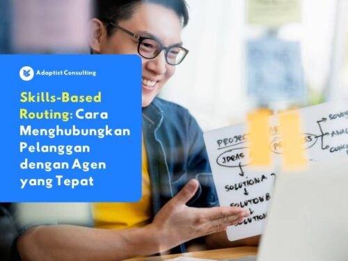 Seorang profesional memegang papan tulis kecil sebagai ilustrasi sistem distribusi kontak berbasis keahlian agen di contact center modern