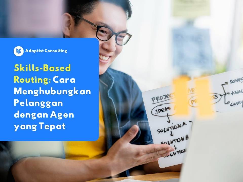 Seorang profesional memegang papan tulis kecil sebagai ilustrasi sistem distribusi kontak berbasis keahlian agen di contact center modern