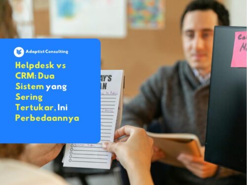 dua orang berinteraksi membandingkan sistem sebagai gambaran perbandingan Helpdesk dan CRM